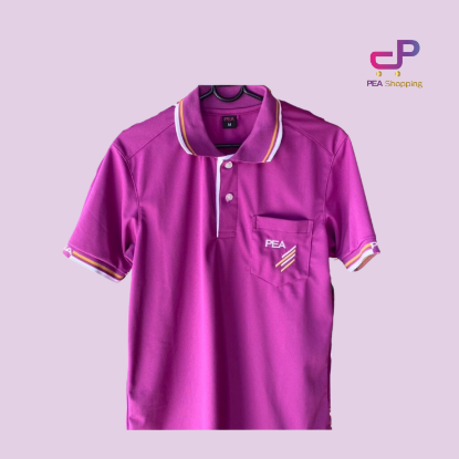 รูปภาพของ NEW - เสื้อโปโลสีม่วง พร้อมตราสัญลักษณ์ PEA ชาย (แบบมีกระเป๋าเสื้อ)